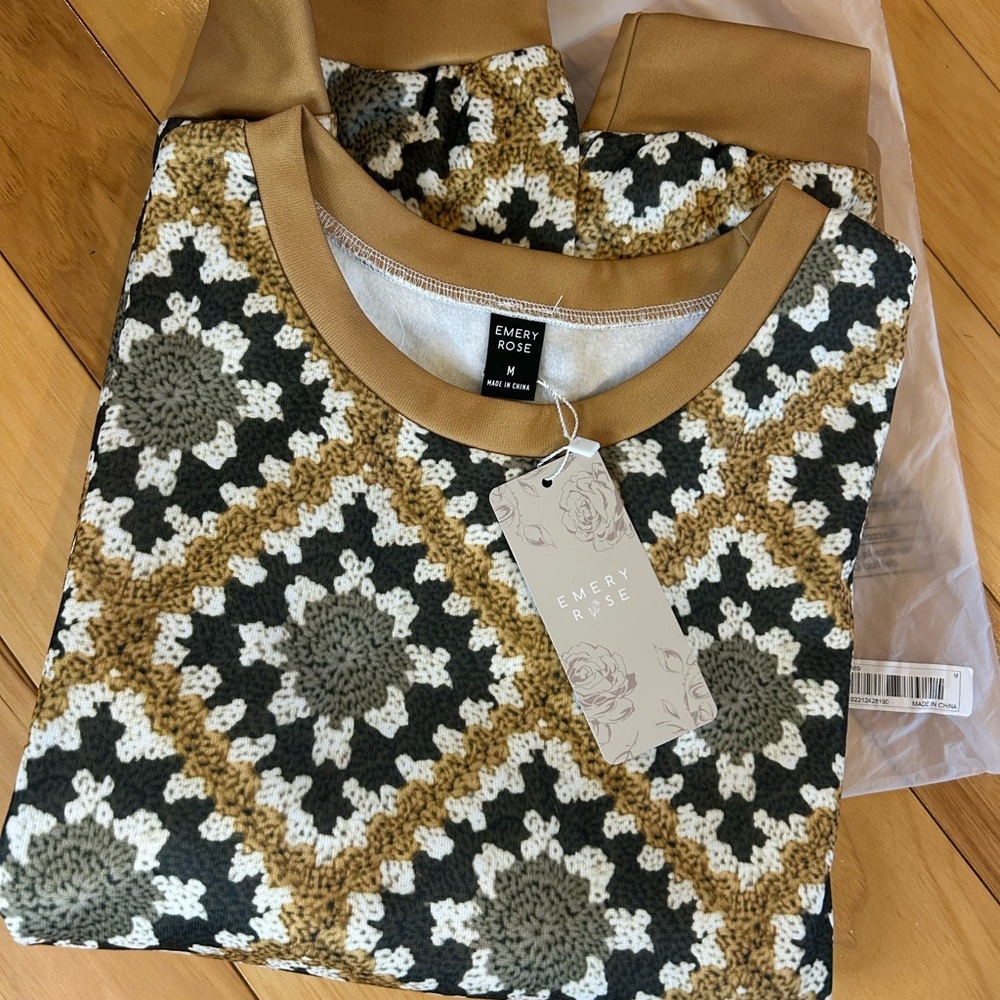 NWT Emery Rose Patterned Women’s Sweatshirt